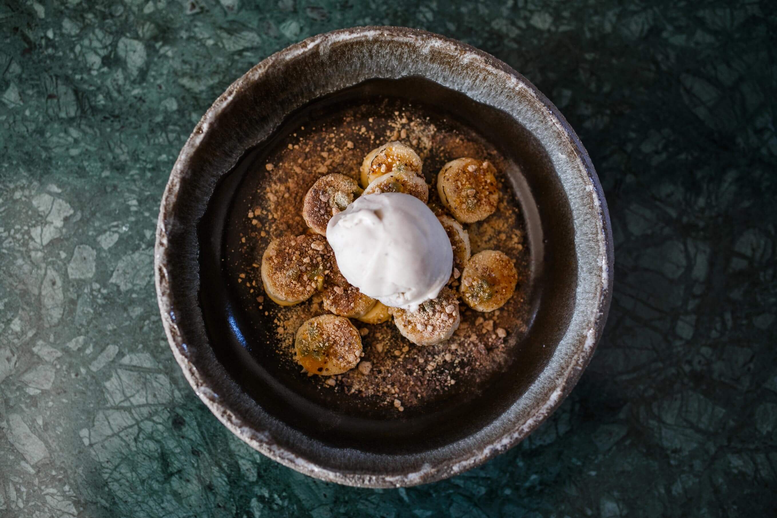 Bananeneis mit Passionsfrucht