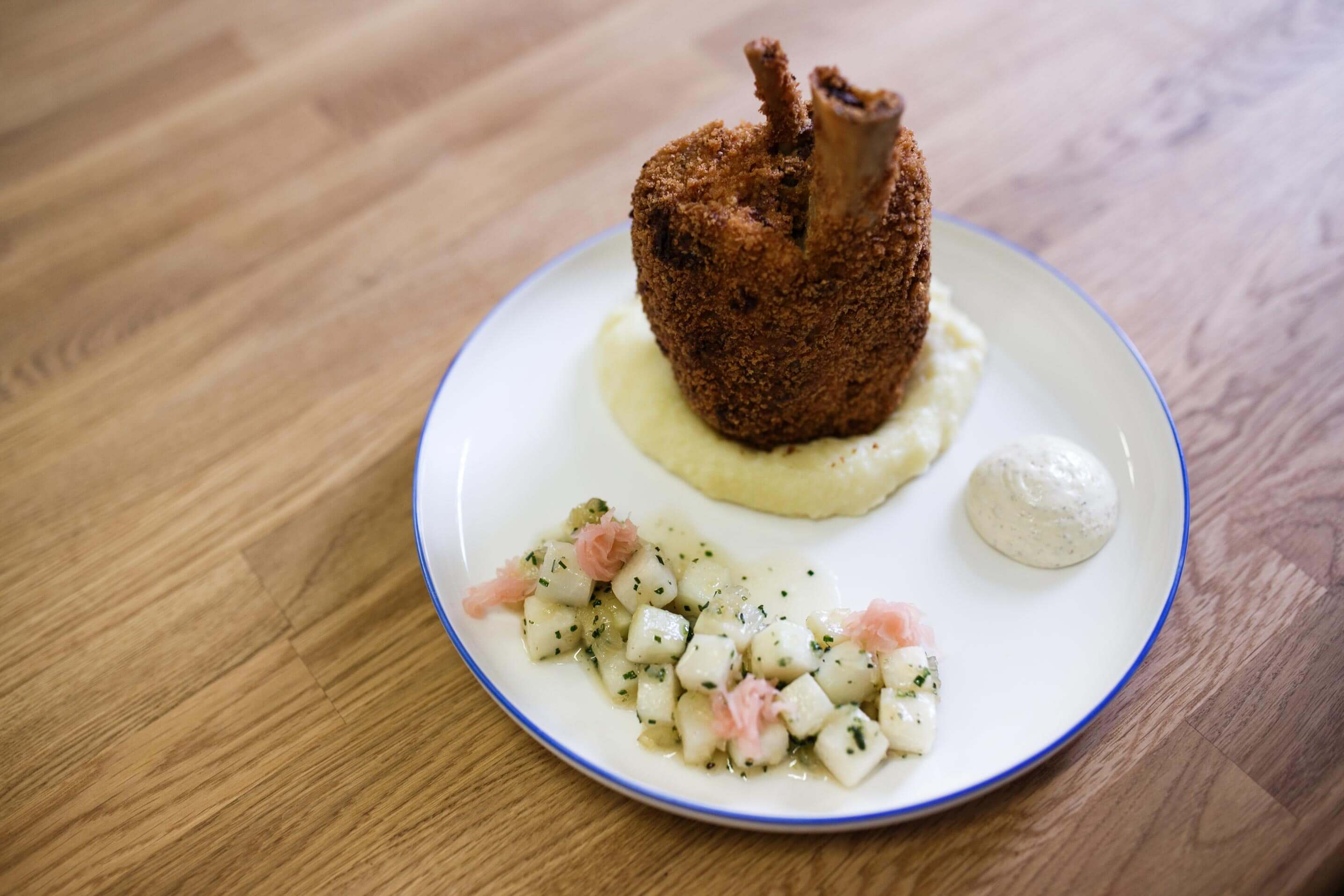 Frittierte Schweinehaxe mit Kartoffelpüree