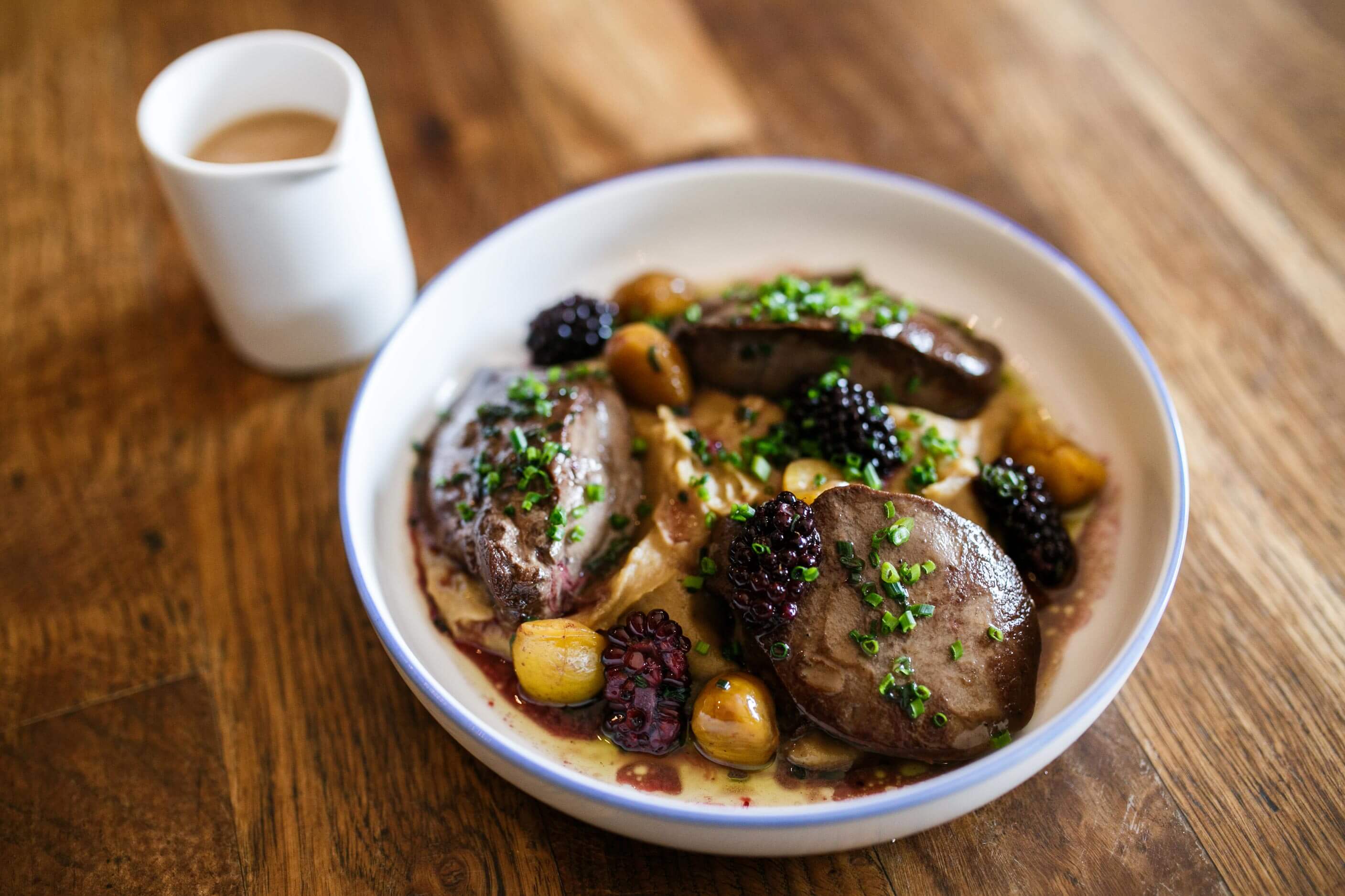 Geflügelleber mit Maronenpüree und Brombeere