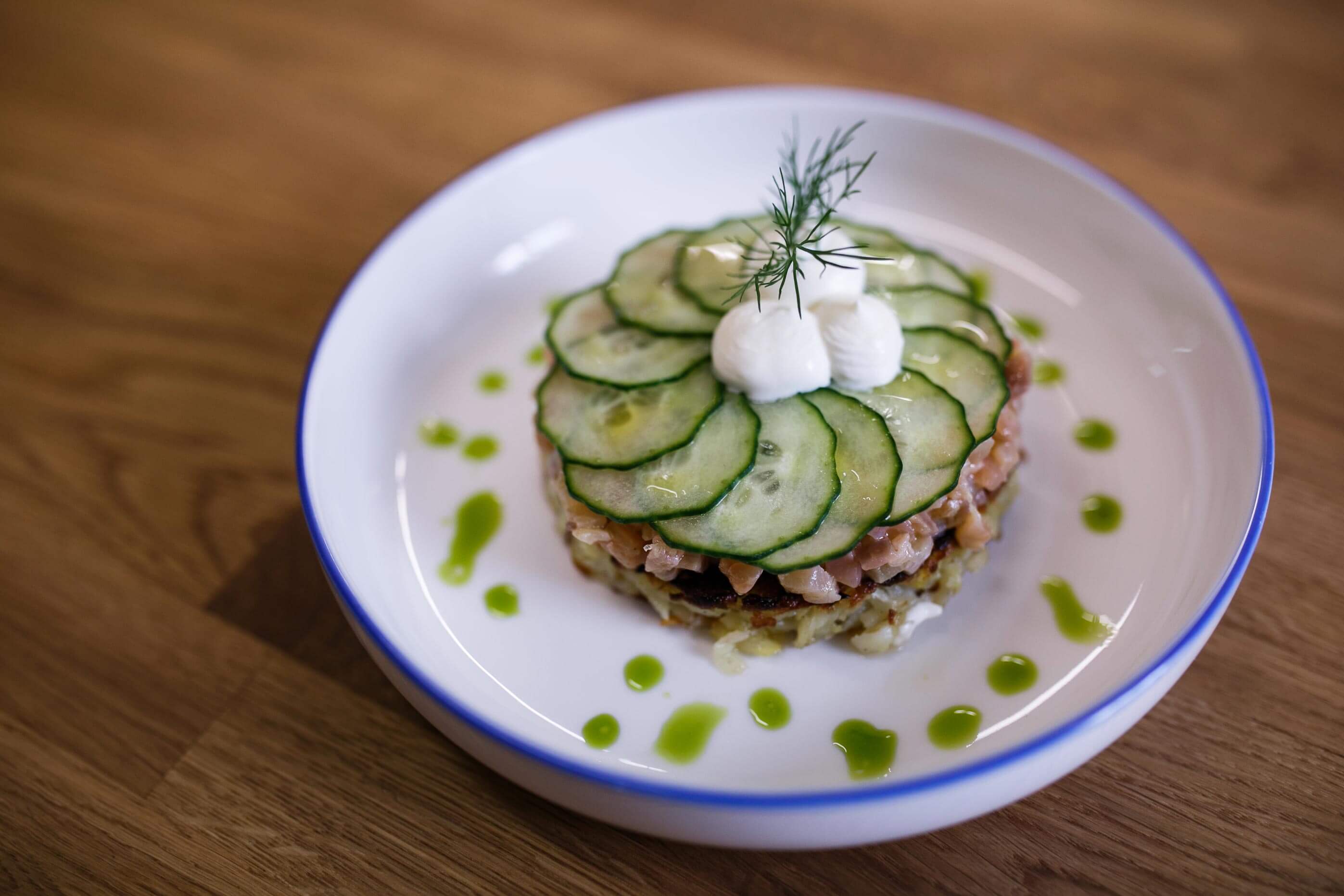 kartoffelroesti mit Saiblingstartar und Gurke
