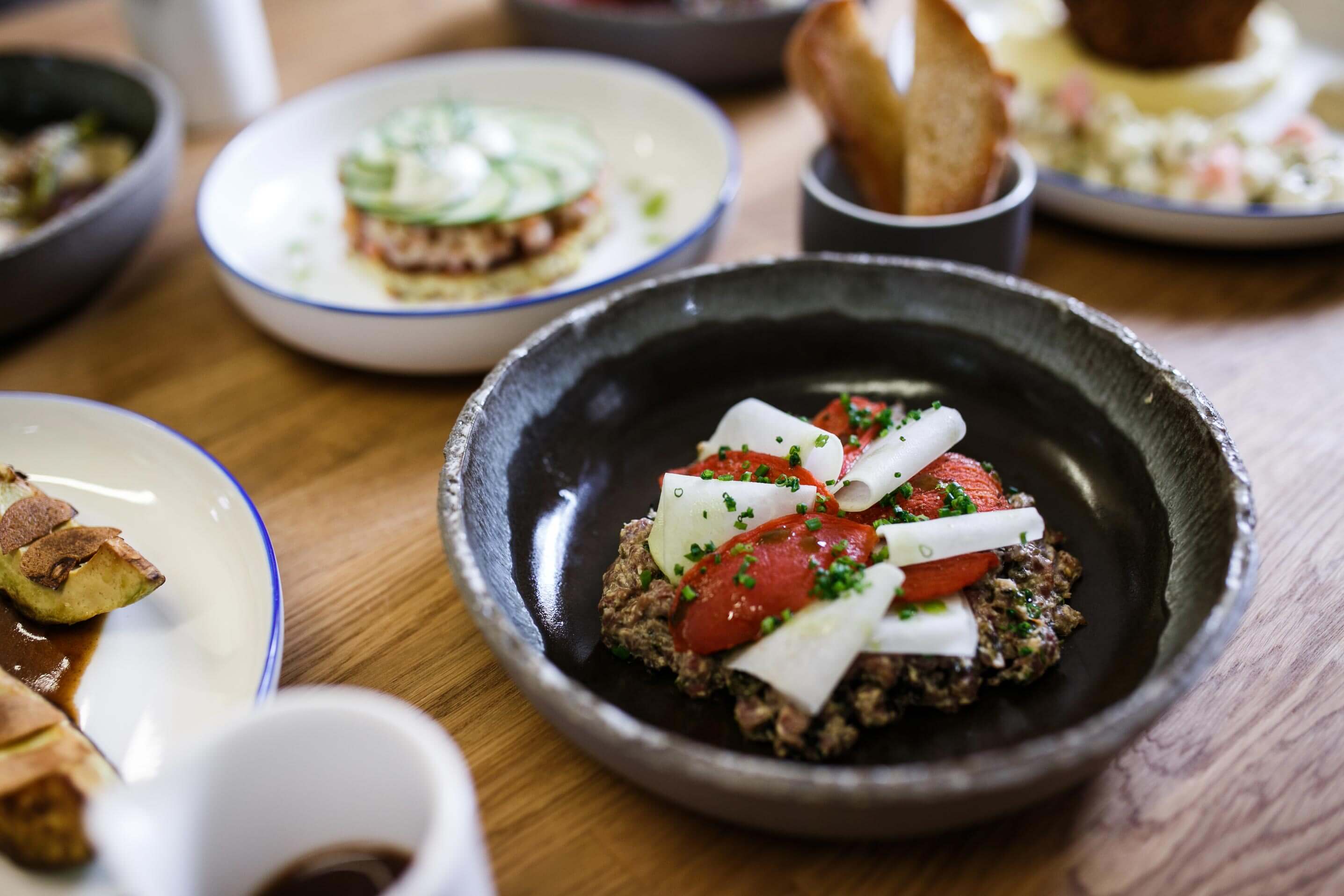 Rindertartar mit Kolrabi und Tomate